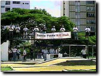 Pilotos en acci&oacute;n sobre la Tarima