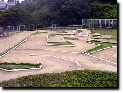 Vista lateral del trazado de competencias
Mini-Aut�dromo "Anibal Jr. Silva De Armas"
horas antes de iniciarse las competencias del 28/06/98. 
(foto cortes�a de Maxy Velazco)